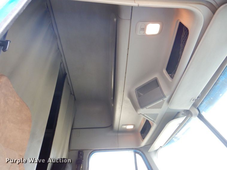 image for item MJ9839 2006 Freightliner Columbia  semi truck