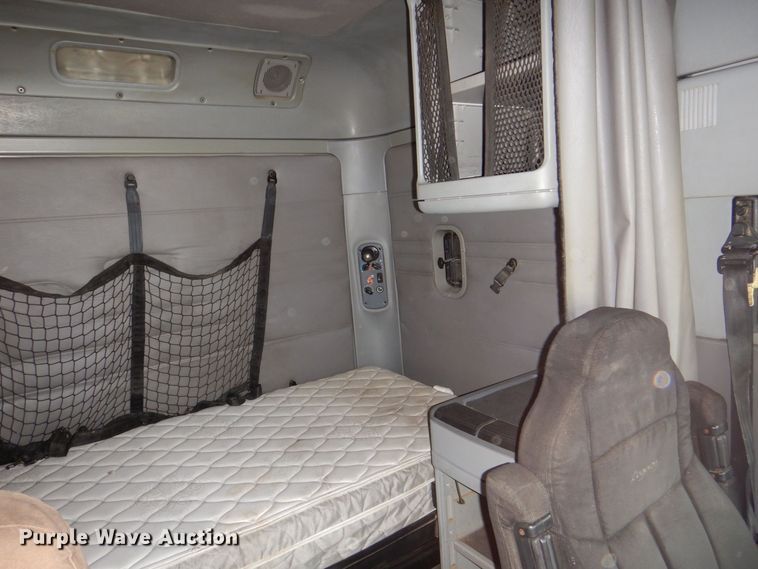 image for item MJ9839 2006 Freightliner Columbia  semi truck