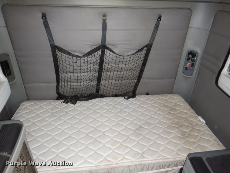 image for item MJ9839 2006 Freightliner Columbia  semi truck