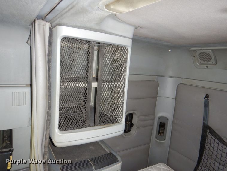 image for item MJ9839 2006 Freightliner Columbia  semi truck