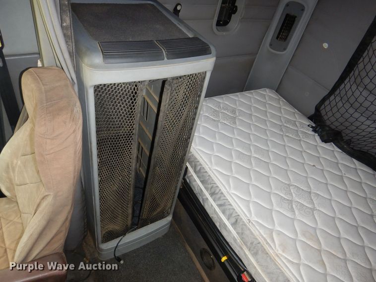 image for item MJ9839 2006 Freightliner Columbia  semi truck