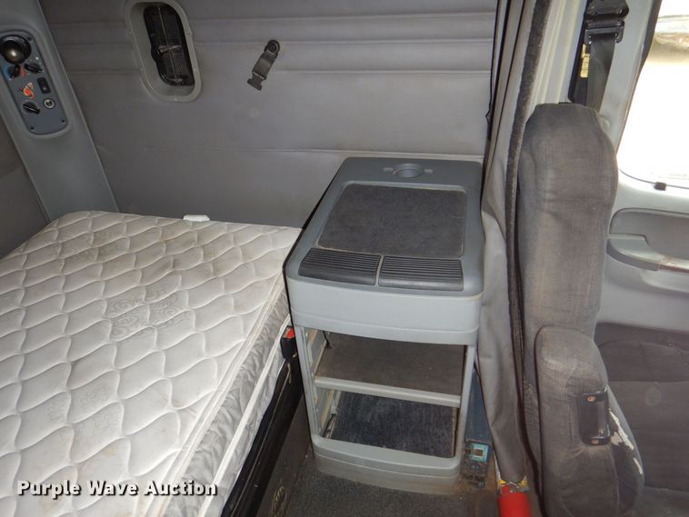 image for item MJ9839 2006 Freightliner Columbia  semi truck