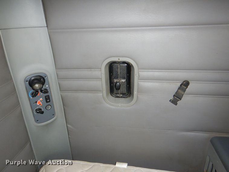 image for item MJ9839 2006 Freightliner Columbia  semi truck