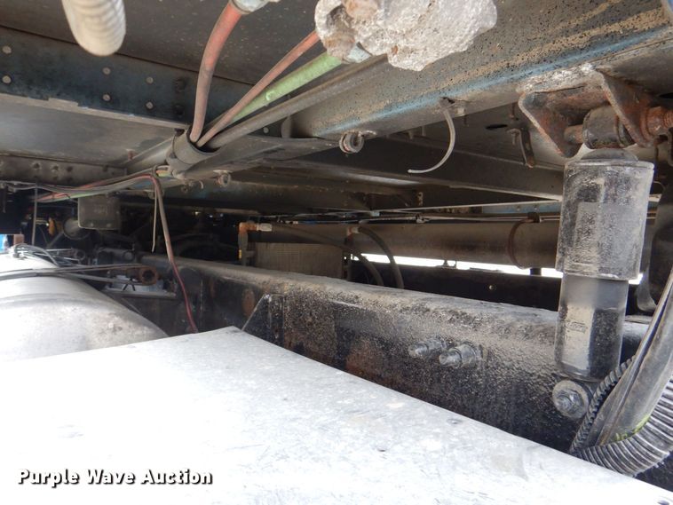 image for item MJ9839 2006 Freightliner Columbia  semi truck