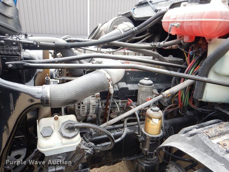 image for item MJ9839 2006 Freightliner Columbia  semi truck