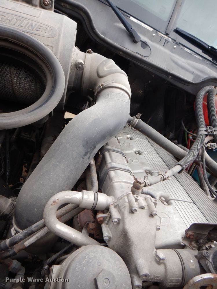 image for item MJ9839 2006 Freightliner Columbia  semi truck