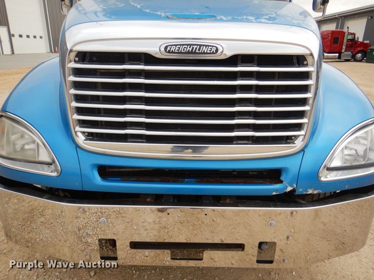 image for item MJ9839 2006 Freightliner Columbia  semi truck