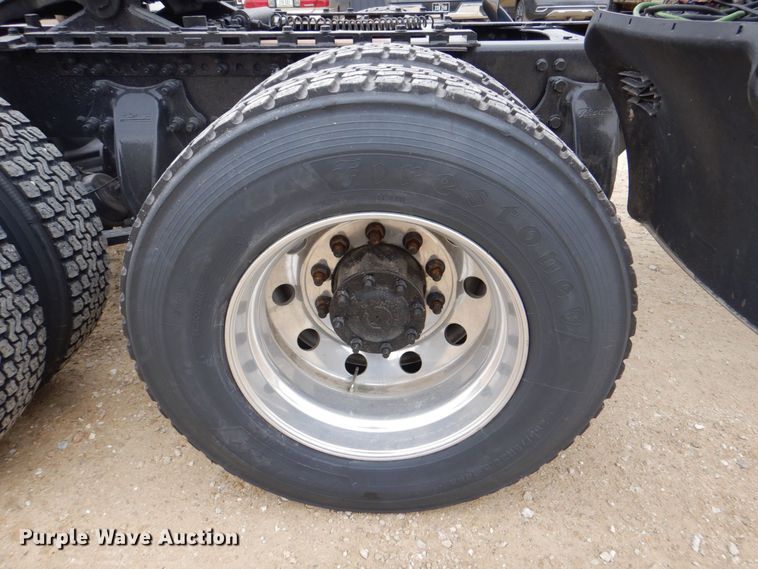 image for item MJ9839 2006 Freightliner Columbia  semi truck