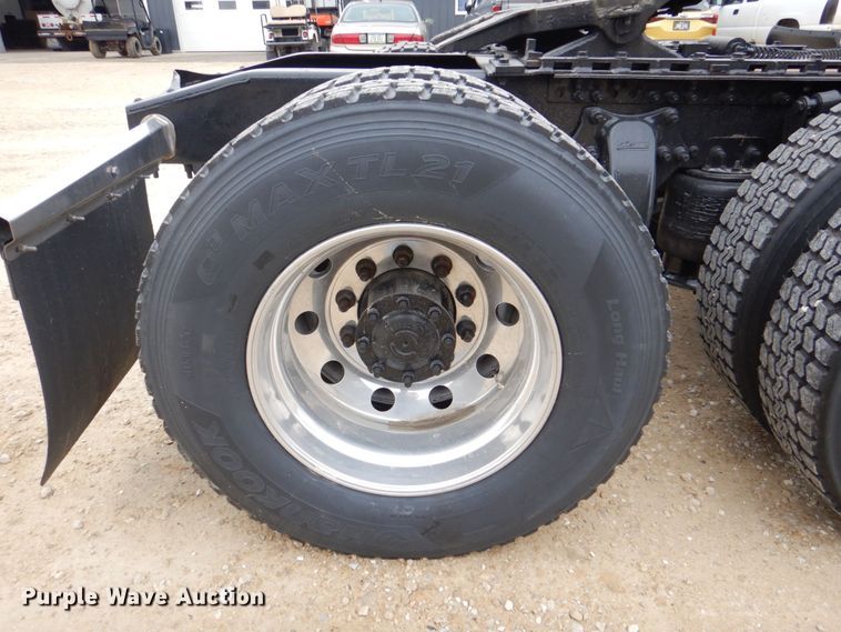 image for item MJ9839 2006 Freightliner Columbia  semi truck