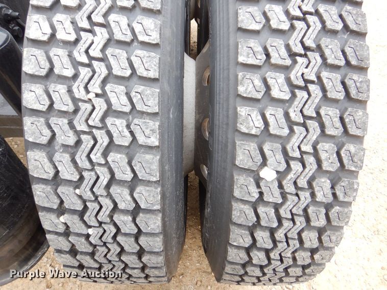 image for item MJ9839 2006 Freightliner Columbia  semi truck