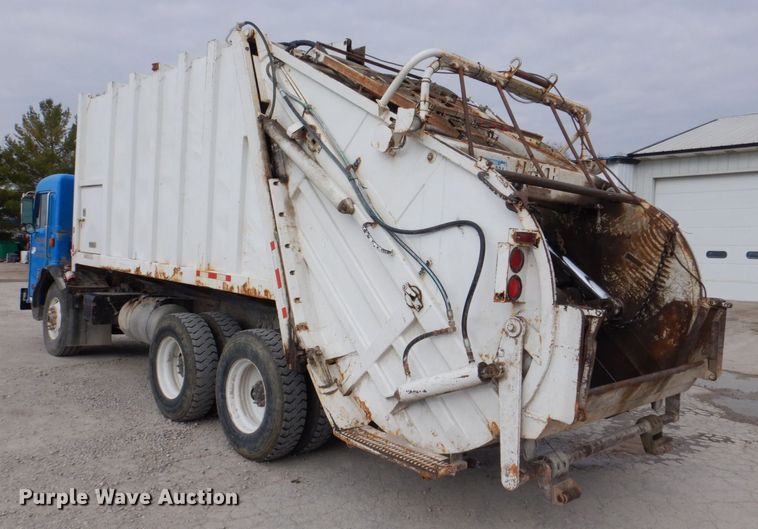 image for item MJ9841 2003 Peterbilt 320  refuse truck