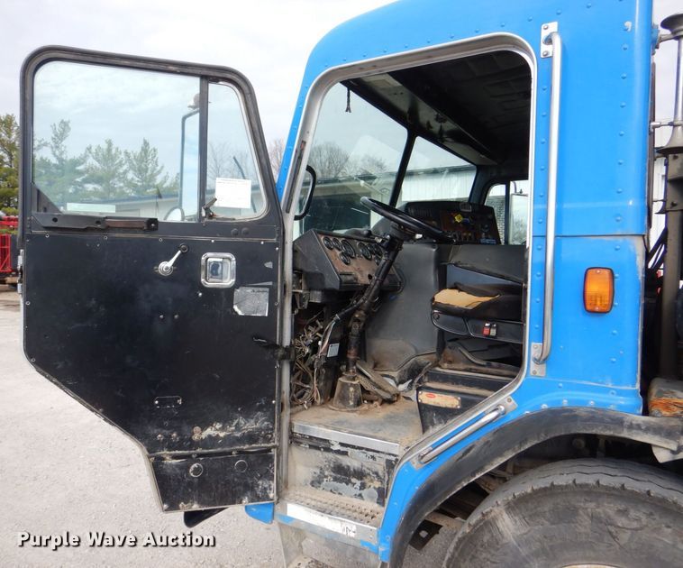 image for item MJ9841 2003 Peterbilt 320  refuse truck