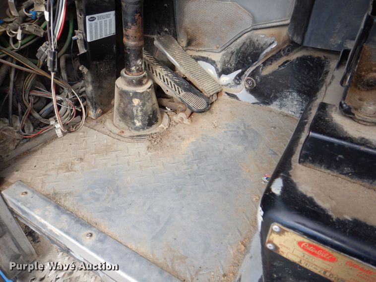 image for item MJ9841 2003 Peterbilt 320  refuse truck