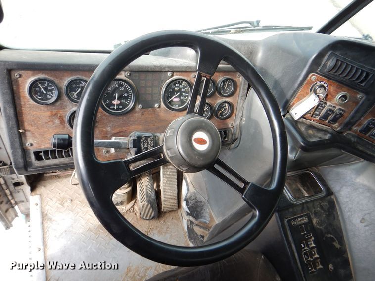 image for item MJ9841 2003 Peterbilt 320  refuse truck