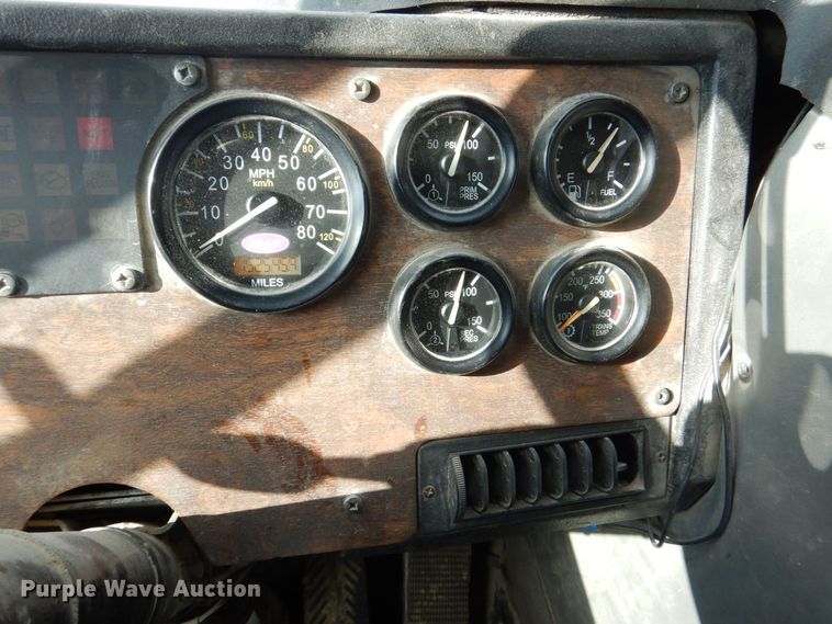 image for item MJ9841 2003 Peterbilt 320  refuse truck