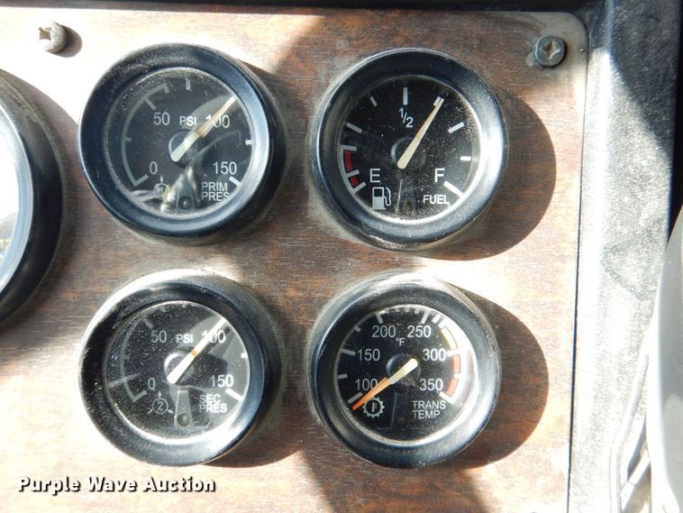 image for item MJ9841 2003 Peterbilt 320  refuse truck