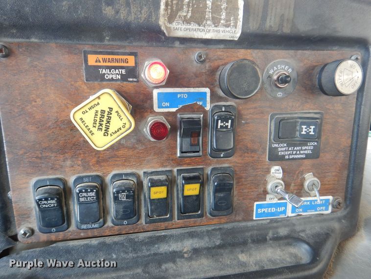 image for item MJ9841 2003 Peterbilt 320  refuse truck