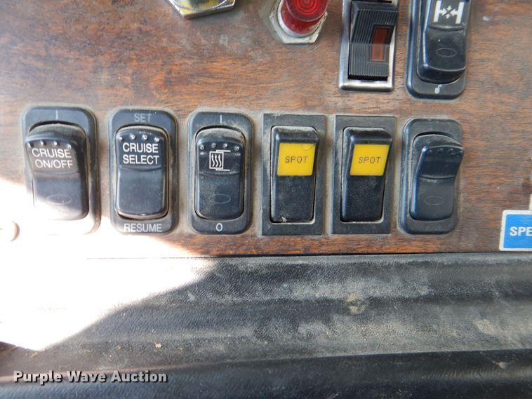 image for item MJ9841 2003 Peterbilt 320  refuse truck