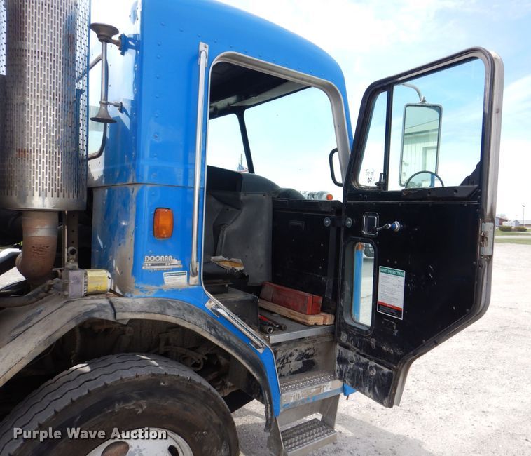 image for item MJ9841 2003 Peterbilt 320  refuse truck