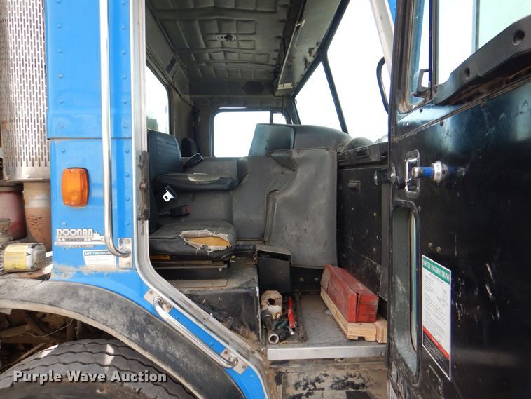 image for item MJ9841 2003 Peterbilt 320  refuse truck