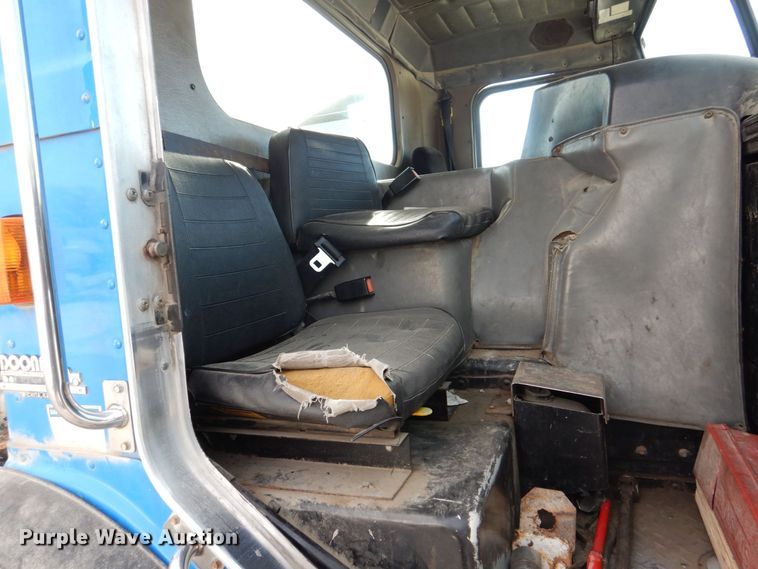 image for item MJ9841 2003 Peterbilt 320  refuse truck