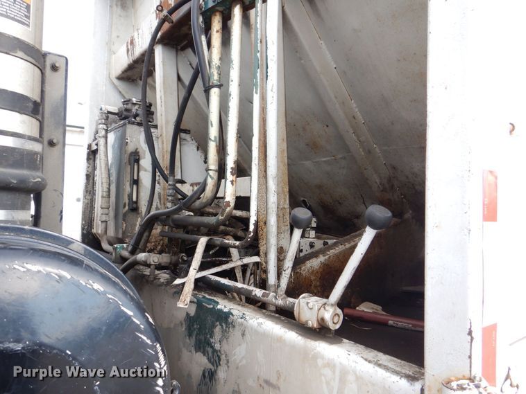 image for item MJ9841 2003 Peterbilt 320  refuse truck