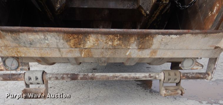 image for item MJ9841 2003 Peterbilt 320  refuse truck