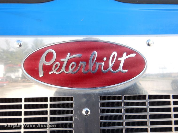 image for item MJ9841 2003 Peterbilt 320  refuse truck