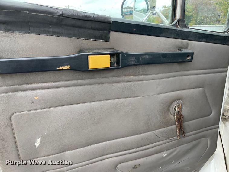 image for item MR9495 2003 Freightliner FL80  hook lift truck