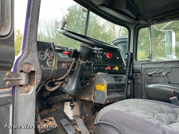 image for item MR9496 2003 Mack RD688S  roll-off container truck