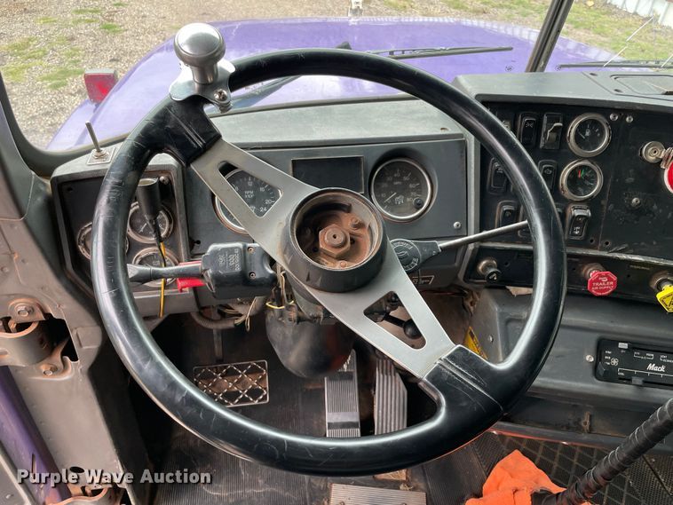 image for item MR9496 2003 Mack RD688S  roll-off container truck