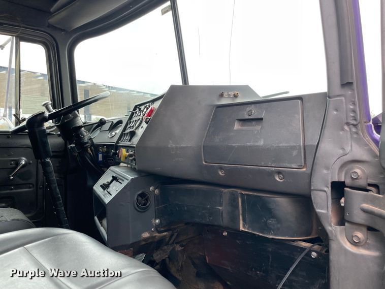 image for item MR9496 2003 Mack RD688S  roll-off container truck