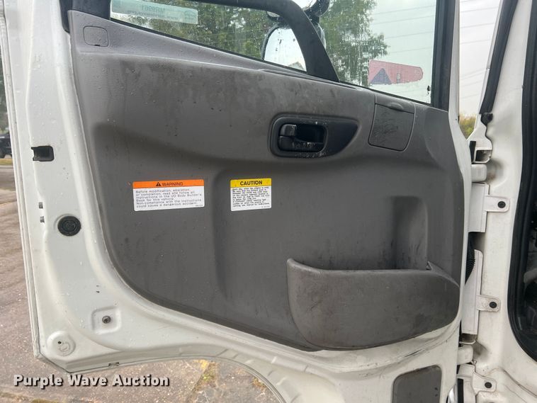 image for item MR9961 2012 UD Nissan UD2600  truck cab and chassis