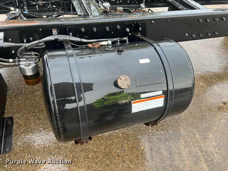 image for item MR9961 2012 UD Nissan UD2600  truck cab and chassis