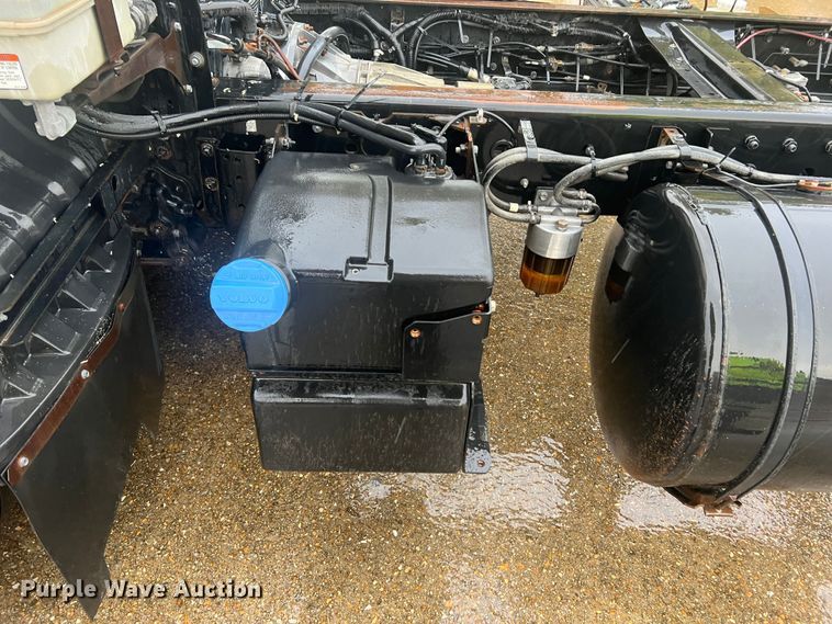 image for item MR9961 2012 UD Nissan UD2600  truck cab and chassis