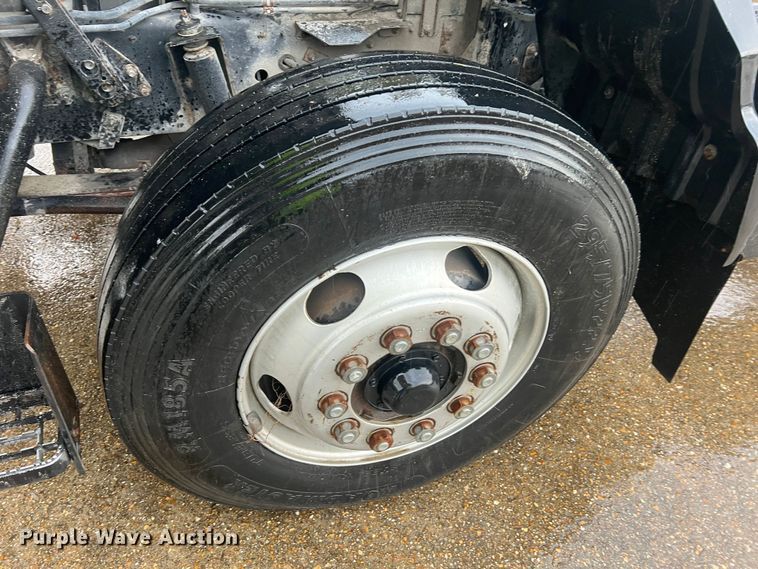 image for item MR9961 2012 UD Nissan UD2600  truck cab and chassis