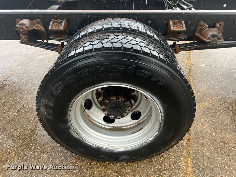 image for item MR9961 2012 UD Nissan UD2600  truck cab and chassis