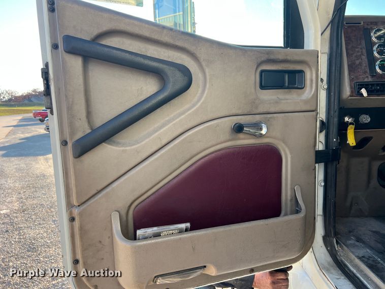 image for item MS9006 2007 International 9200i  semi truck