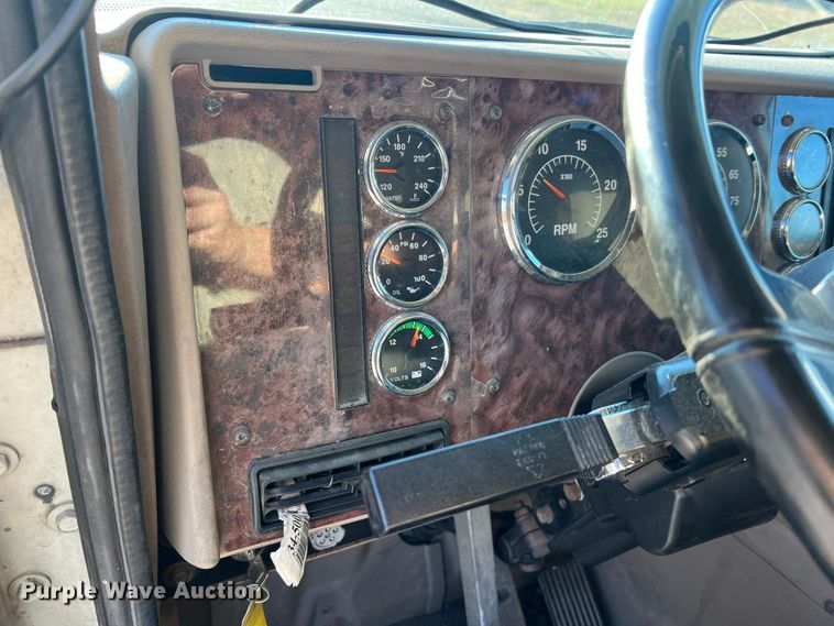 image for item MS9006 2007 International 9200i  semi truck