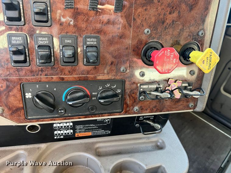 image for item MS9006 2007 International 9200i  semi truck