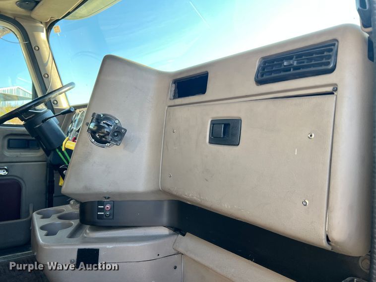 image for item MS9006 2007 International 9200i  semi truck