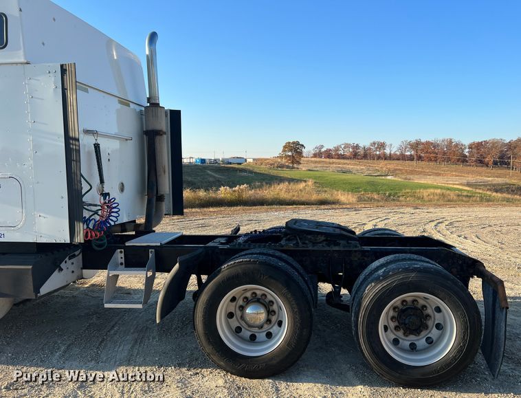 image for item MS9006 2007 International 9200i  semi truck