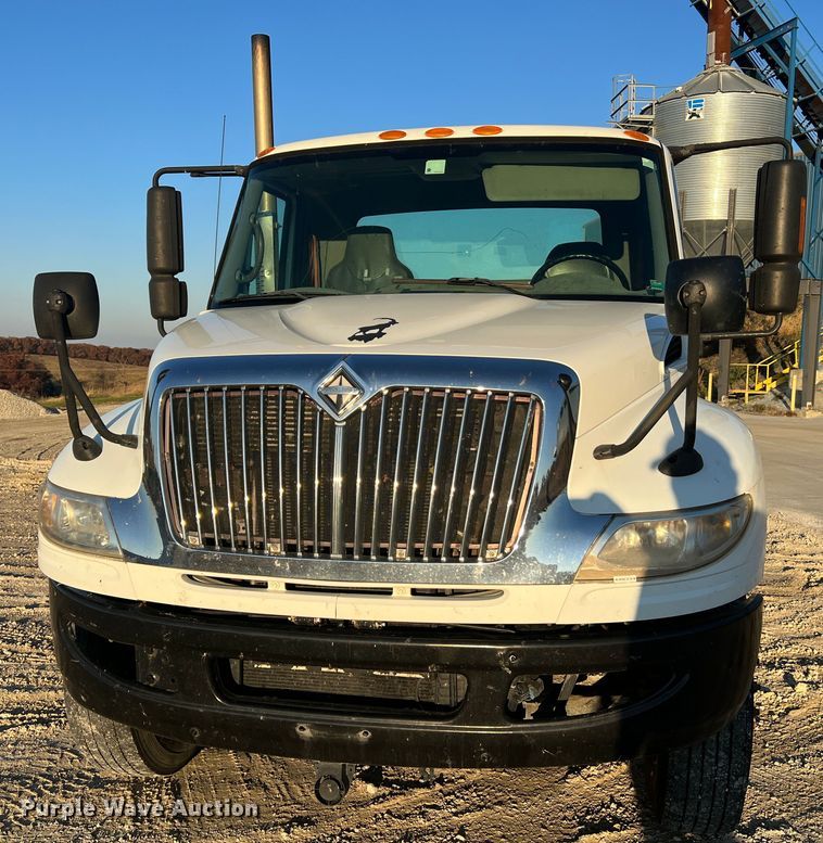 image for item MS9007 2009 International DuraStar 4400  semi truck