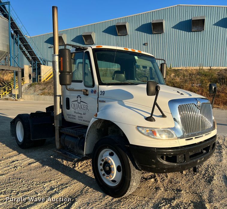 image for item MS9007 2009 International DuraStar 4400  semi truck