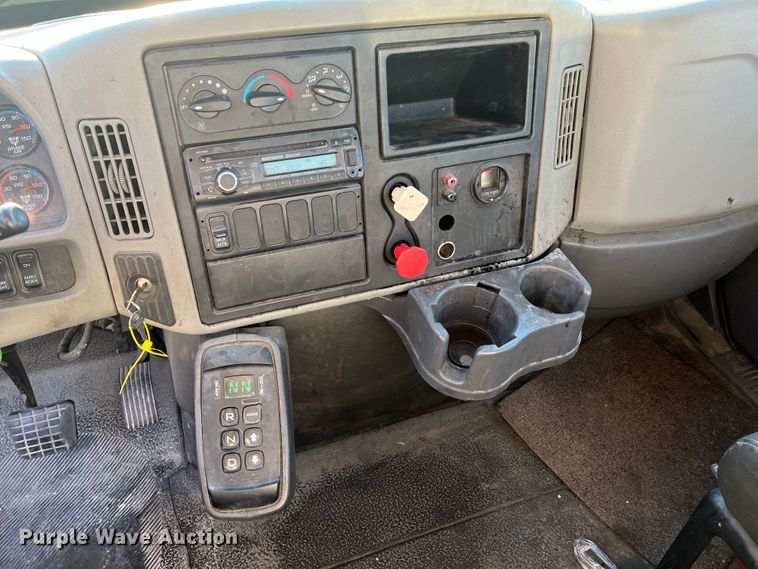 image for item MS9007 2009 International DuraStar 4400  semi truck