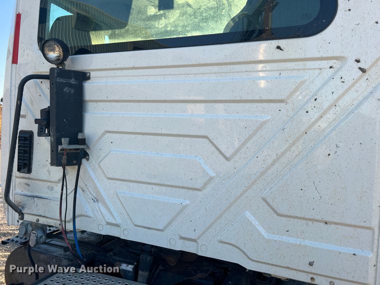 image for item MS9007 2009 International DuraStar 4400  semi truck