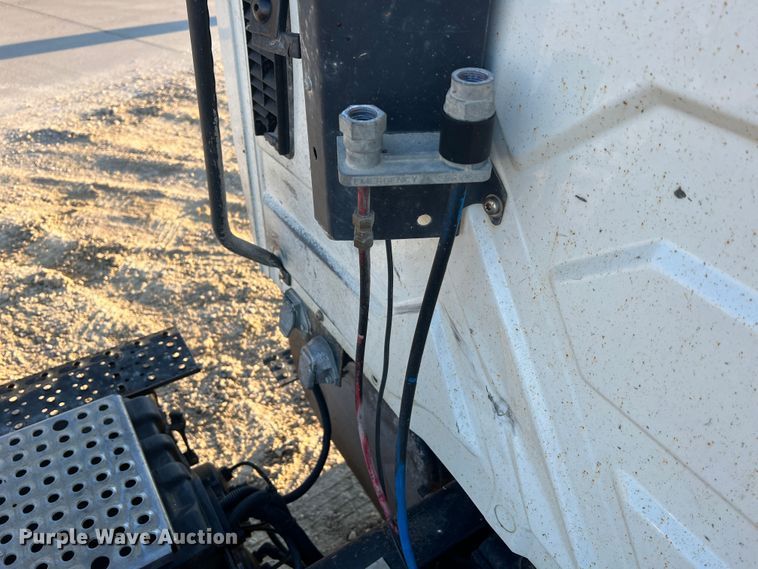 image for item MS9007 2009 International DuraStar 4400  semi truck