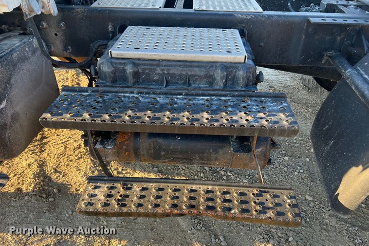 image for item MS9007 2009 International DuraStar 4400  semi truck