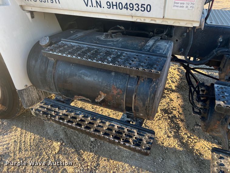 image for item MS9007 2009 International DuraStar 4400  semi truck