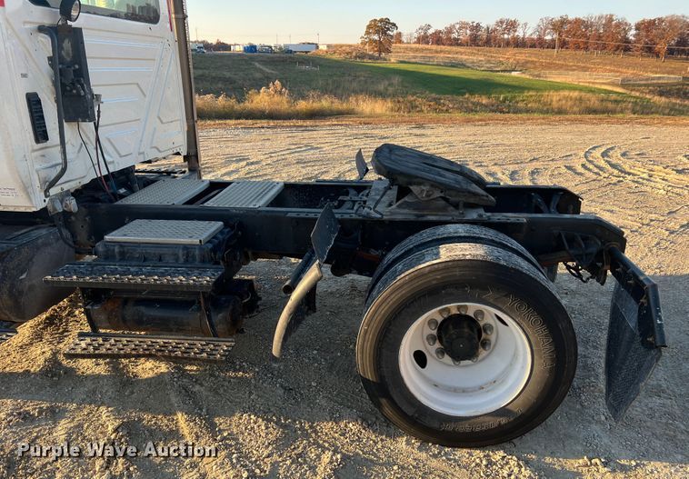 image for item MS9007 2009 International DuraStar 4400  semi truck